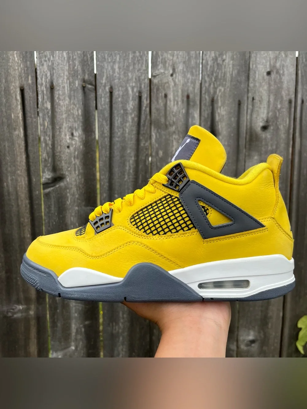 Nike air Jordan 4 lightning size 10 men